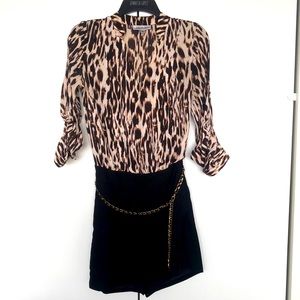 Romper with brown beige print with pockets and fancy chain belt.